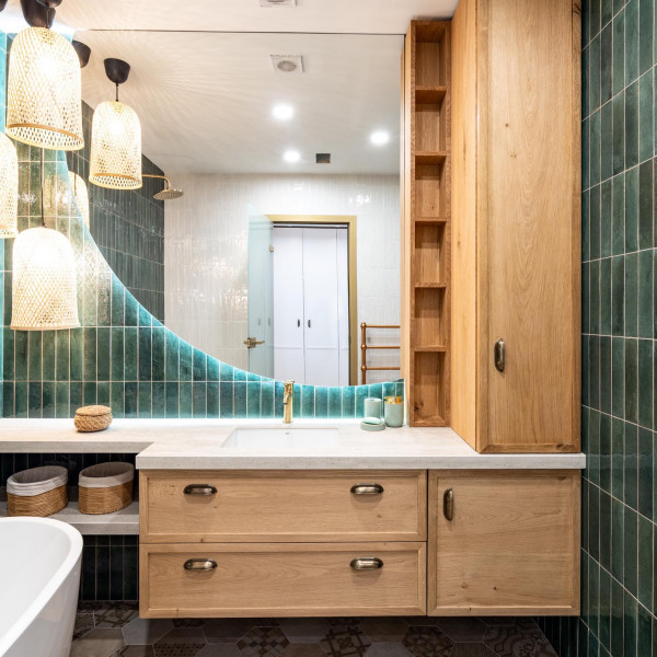 Шкаф в баня, зелени плочки и кръгло огледало