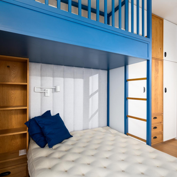 Детска стая момче двуетажно легло