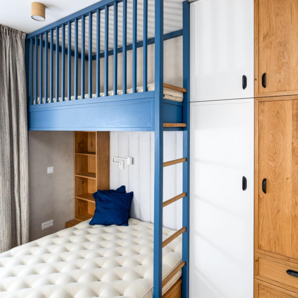 Детска стая момче двуетажно легло син цвят