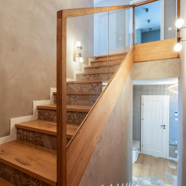 Стълбище стъклен парапет дървени стъпала