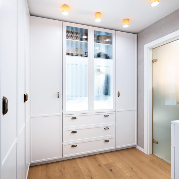 Гардеробно бяла класически стил